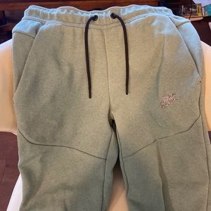 Nike sportswear tech fleece